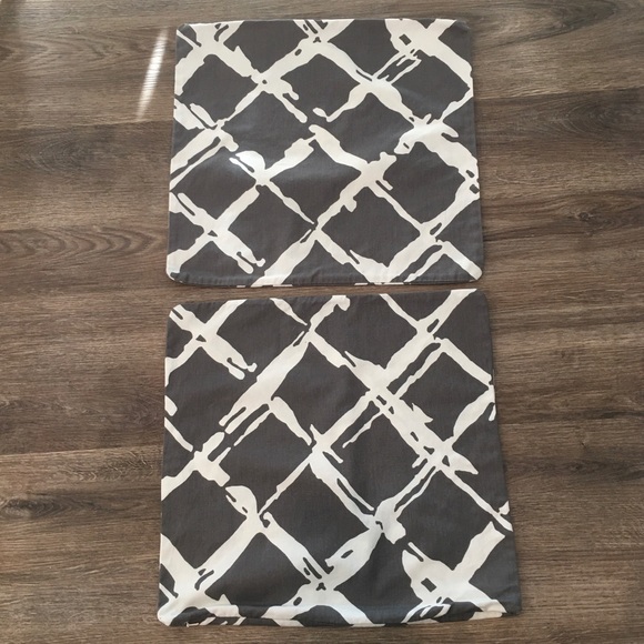 Set of 2 Pillow Covers 17” Gray & White abstract print Like new Zips closed EUC - Picture 9 of 10